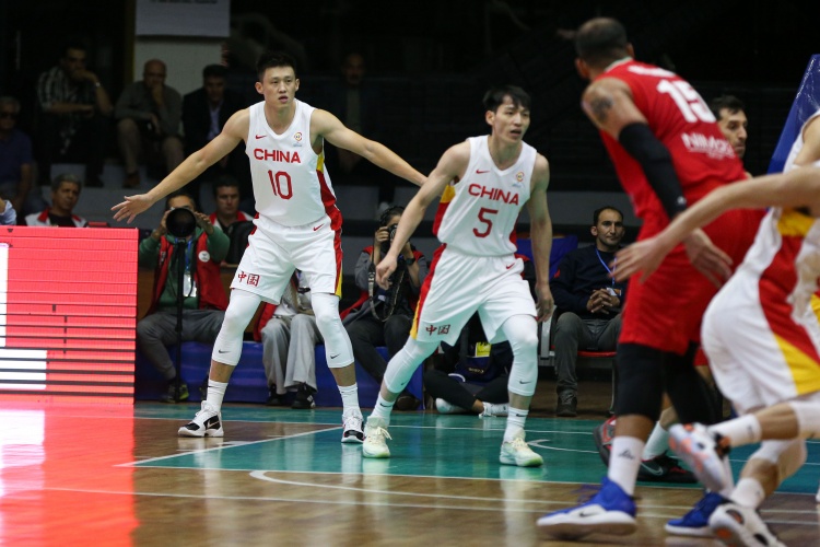 周鹏仍然是中国男篮定海神针般的球员 朱俊龙给了球队很多的帮助